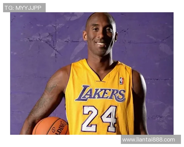 科比逝世一周年,湖人队永久退役其两枚球衣,球迷默哀献花致敬